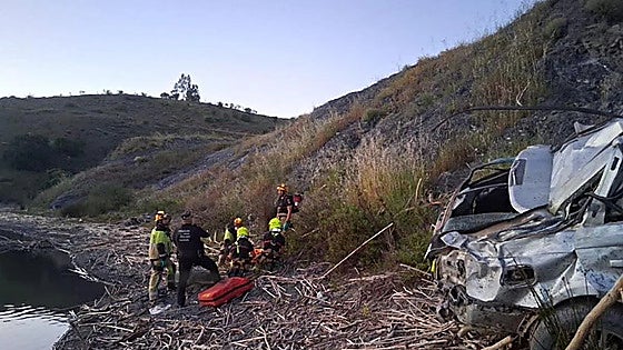 Malaga 112: man dead and child in hospital after car falls on dam shore