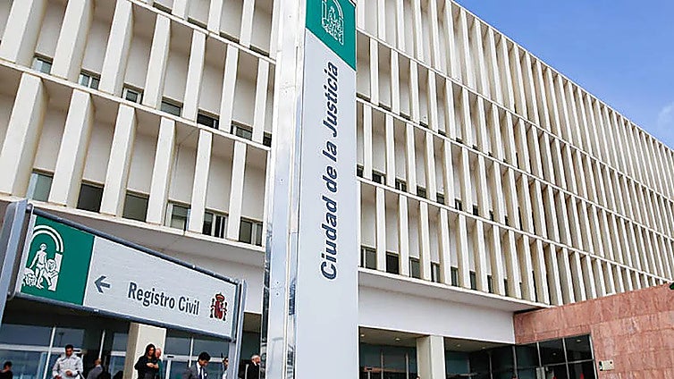 Malaga court suspends murder trial twice after defendant is stabbed with syringe and shot