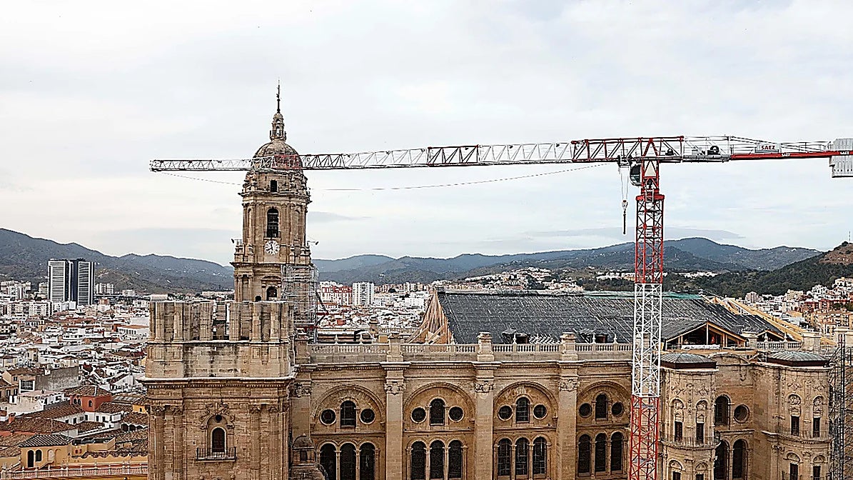 Recent photo of Malaga Cathedral during the roof construction.