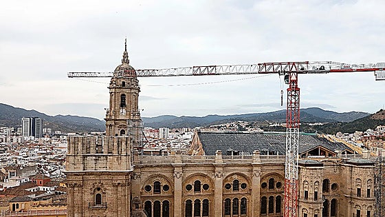 Recent photo of Malaga Cathedral during the roof construction.