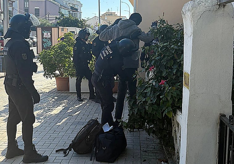 Malaga police evict squatters due to risk of building collapse