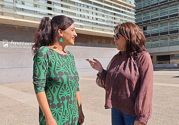 Toni Morillas and Trinidad Salcedo talking in front of a Malaga municipal building.
