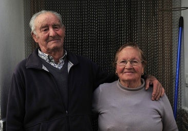 Adelaida and her husband Mariano Vidal at the door of their house in Mecina Bombarón.