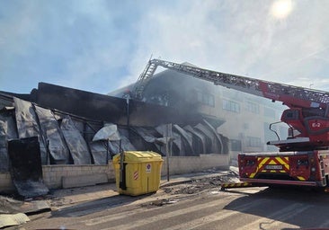 Image of the work to extinguish the fire in the warehouses on the Cajiz industrial estate on Saturday.