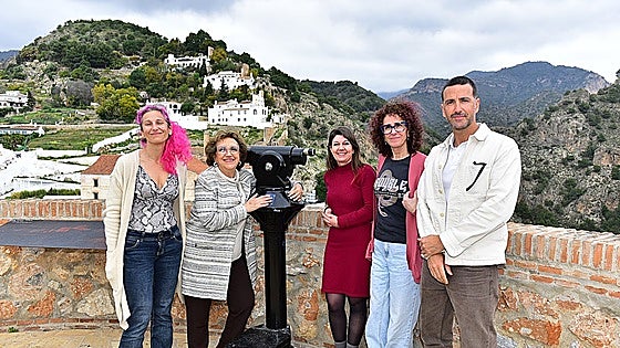 Family of keen astronomer donates four telescopes to Frigiliana