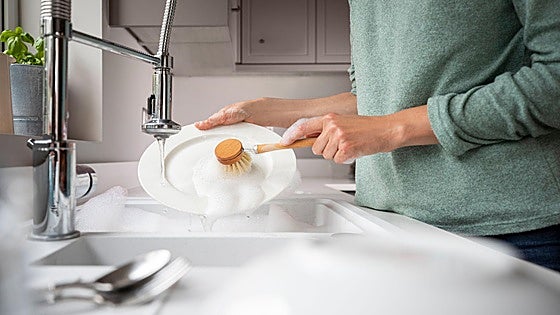 Which uses less energy, doing the dishes by hand or in a dishwasher?