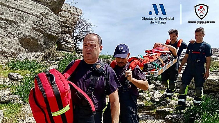 Malaga firefighters rescue injured hiker in Torcal de Antequera