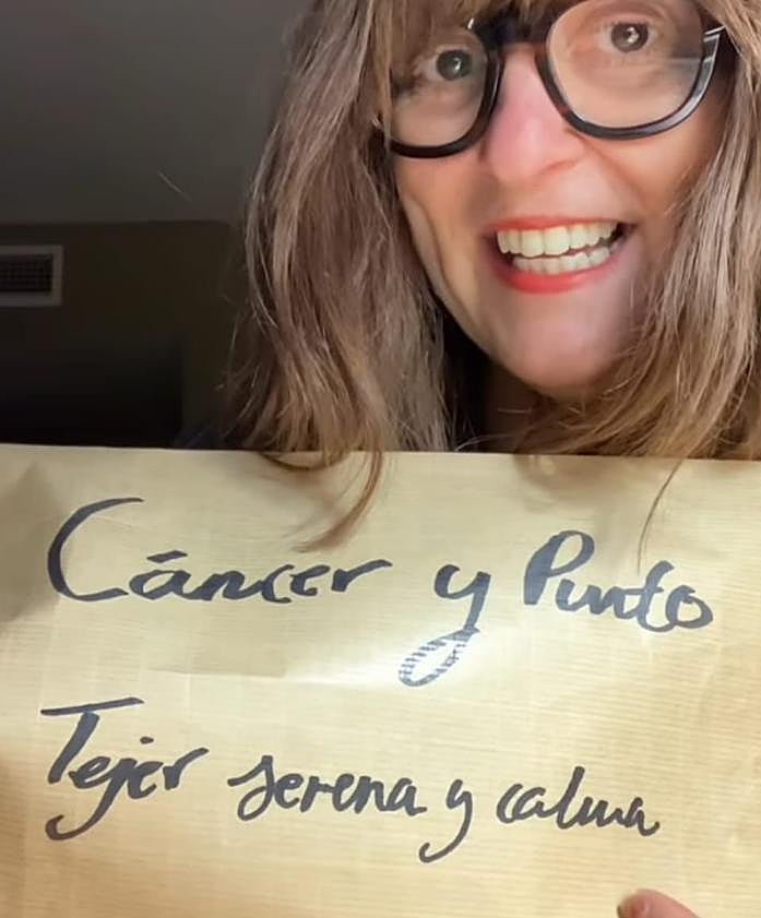 Imagen secundaria 2 - Inma poses for this report. In the last photo she is showing one of the charity's 'knitting envelopes'