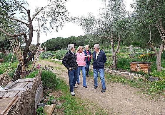 Mayor Ángeles Muñoz on a visit to one of the urban gardens in Marbella with members of non-profit association Huertos Marbella Verde.