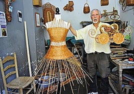 The artisan from the Alpujarra who is making a wicker dress.