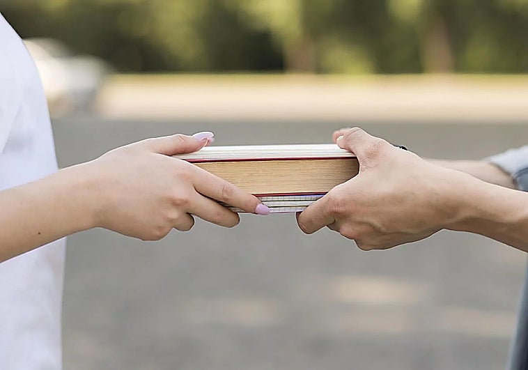 SUR hosts book exchange event with music and drinks in Malaga on Thursday