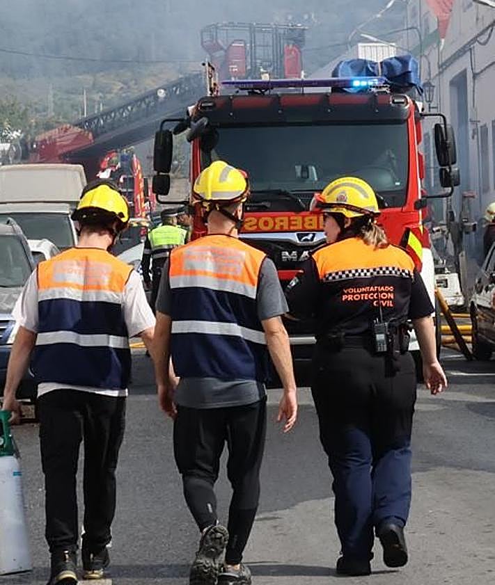 Imagen secundaria 2 - VIDEO: Disastrous fire at candle warehouse in Marbella leaves three injured