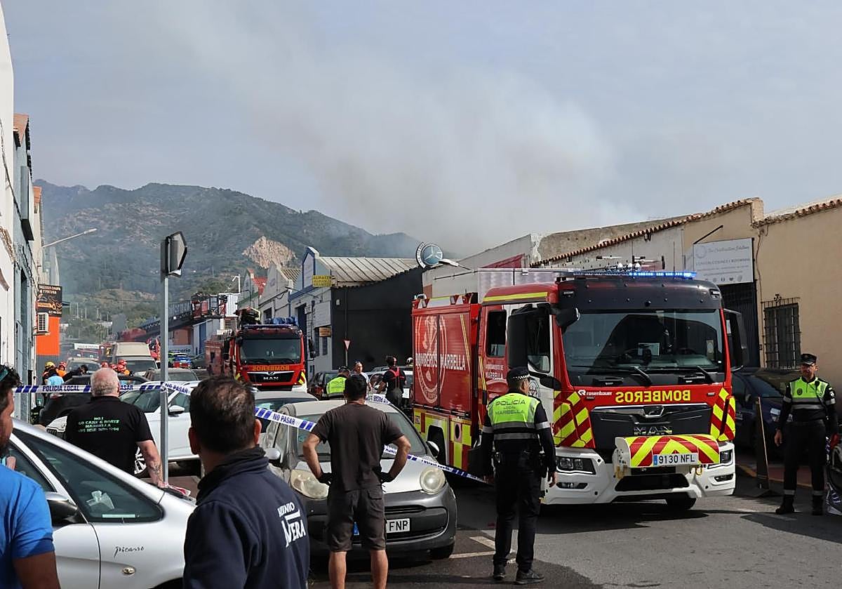 Imagen secundaria 1 - VIDEO: Disastrous fire at candle warehouse in Marbella leaves three injured
