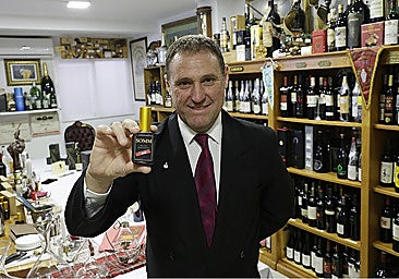 Luis Manoja at his school in Torremolinos holding one of the perfumes he has created.