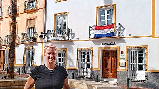 An Andalusian ‘palacete’ with a Dutch flag