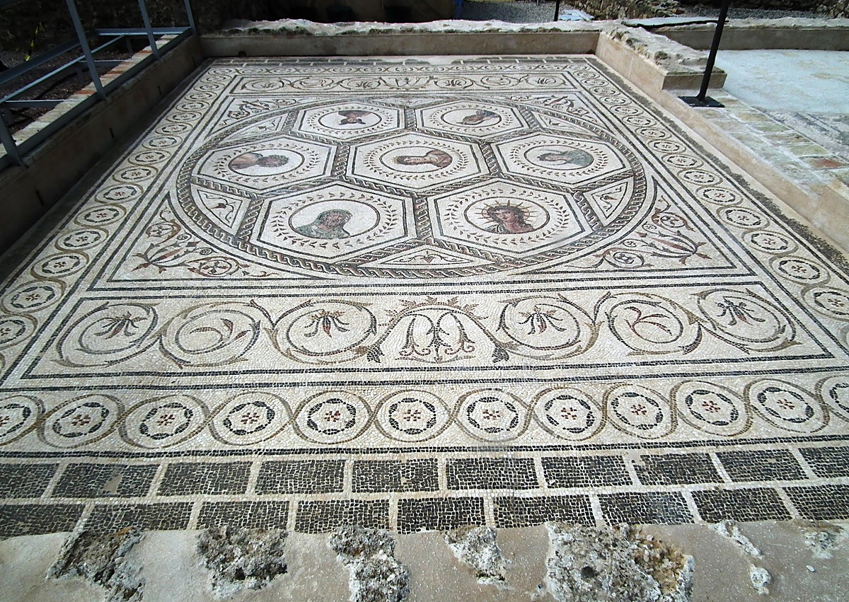 Imagen secundaria 1 - Top: Diana de Itálica. Middle: one of the mosaic floors. Bottom: Monument to Trajan