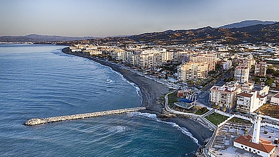 Investigation under way following discovery of dead body on Torrox beach