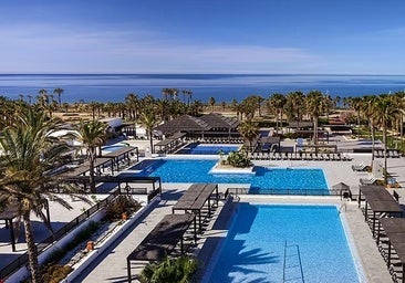 Why are there so few five-star hotels in Almeria province?