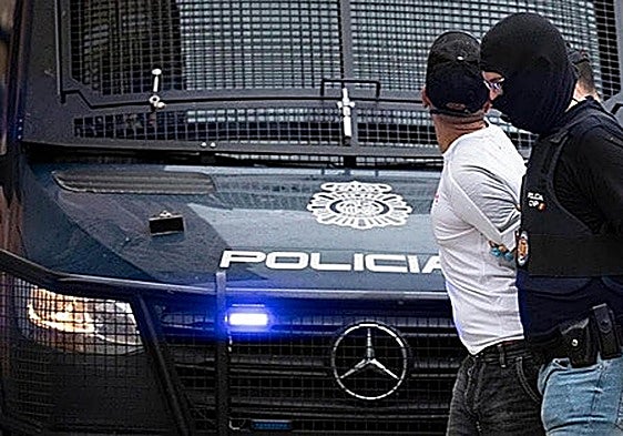 Malaga major raid in La Trinidad leads to more than 20 arrests and ten weapons seized
