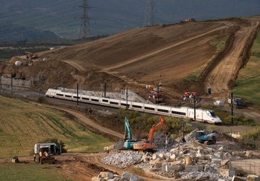 An AVE train on a test run next to the Álora embankment on Wednesday afternoon.