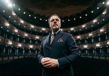 Carlos Álvarez in the Teatro Cervantes before he travels to the Metropolitan Opera House in New York