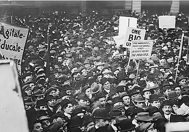 A mass demonstration by workers in Madrid in the early 20th century.