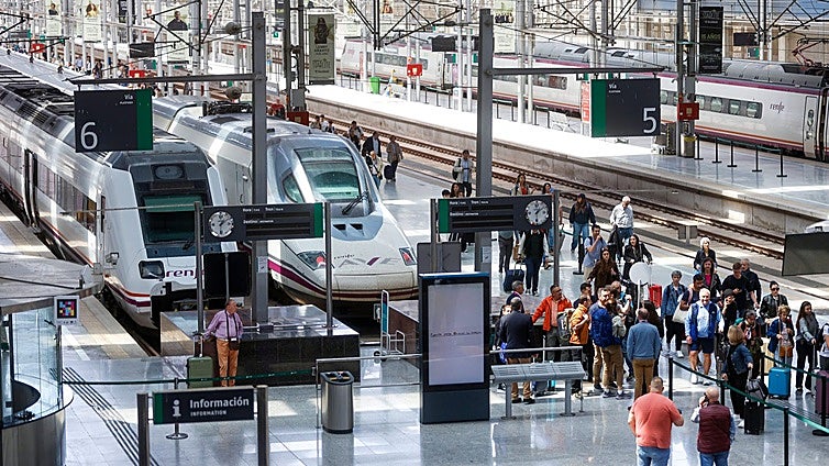 Departure of passengers on the first AVE train to arrive in Malaga on Thursday.