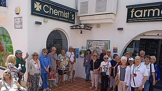 Age Concern installs new community defibrillator outside Benalmádena pharmacy