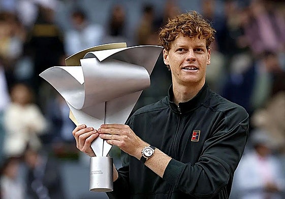 Sinner poses with the Mutua Madrid Open trophy.