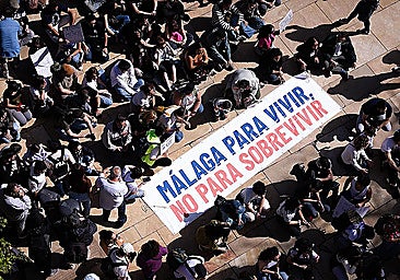 The Málaga Para Vivir banner on Plaza de la Merced before the start of the April 2025 demonstration.