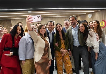 Moreno takes a selfie with young entrepreneurs from Huelva.