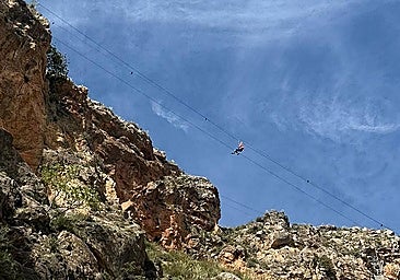 Off-duty firefighters rescue man trapped on a zip wire in Granada province