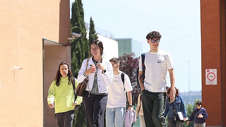 Public institutions "find it difficult to fit foreign students into their admissions systems", a study by Fundación BBVA says