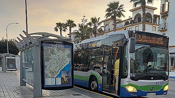 Bus information points set up in Vélez-Málaga after entry into Malaga transport consortium leaves thousands unable to buy tickets