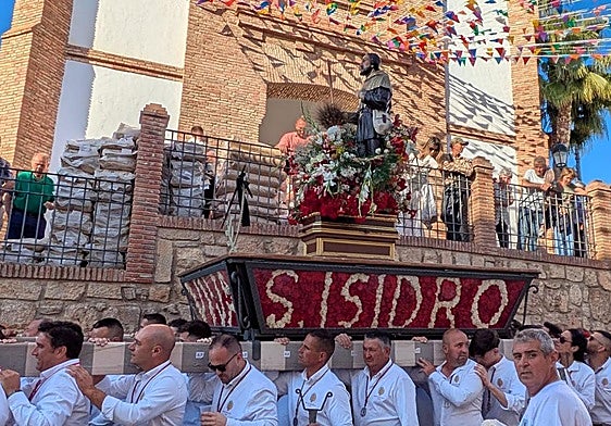 Procession of San Isidro at the door of the church in Periana.
