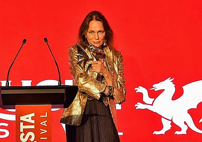 The magnetic British actress already has her Golden Dragon. "It's very heavy," she says and shows it off.