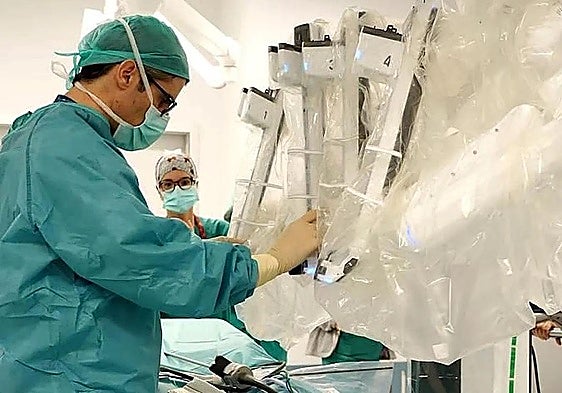 Specialists at 12 de octubre during paediatric robotic surgery.