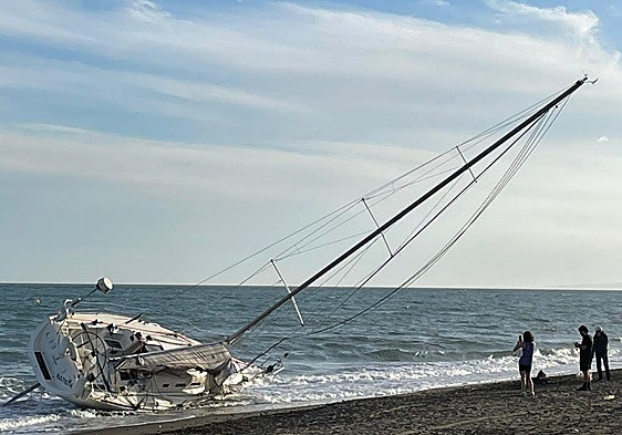 Four people escape unharmed after a sailing boat ran aground on a beach in Rincón de la Victoria