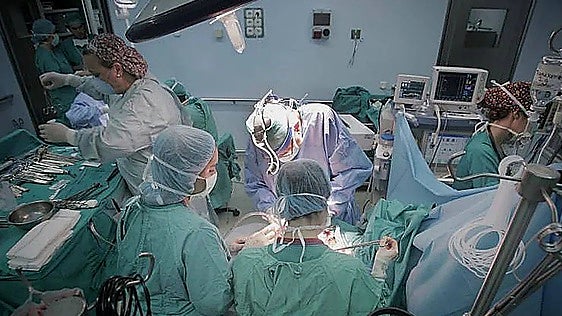 Medical team performing a transplant in a hospital in Andalucía.