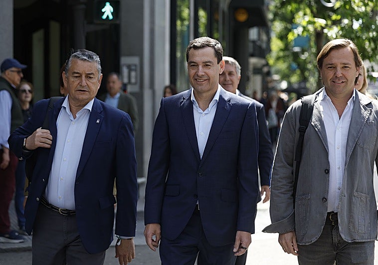 Juanma Moreno, on his arrival in Madrid this morning with Antonio Sanz and Antonio Repullo.