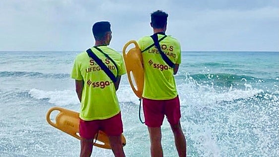 Torremolinos lifeguards save life of beach bar customer who suffered heart attack