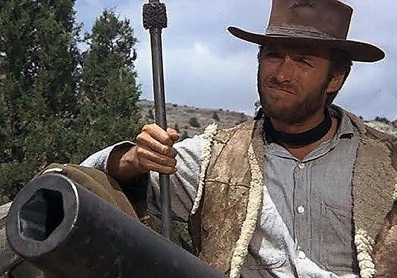 Hollywood actor Clint Eastwood, next to the cannon found in Cartagena, in a scene from this well-known film.