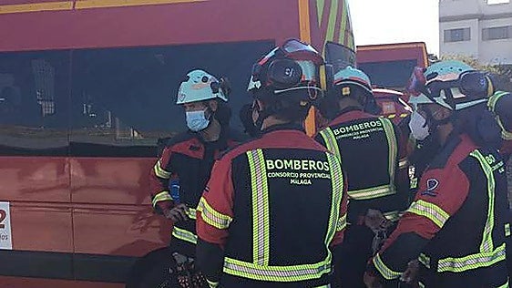 Malaga 112: warehouse fire destroys four tractors and agricultural equipment in Antequera