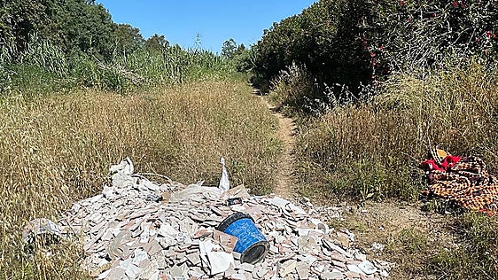 Hikers in Malaga discover rubble dump at Guadalhorce river mouth