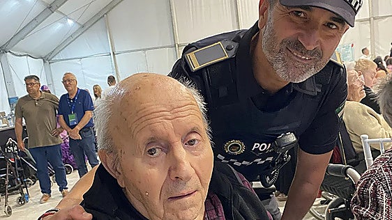 Malaga police officers save choking elderly man's life on their way to receive award