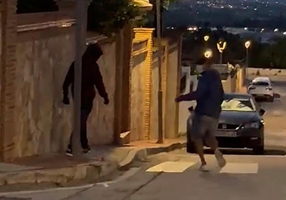 Alhaurín de la Torre resident chases burglars and films them as they escape crime scene