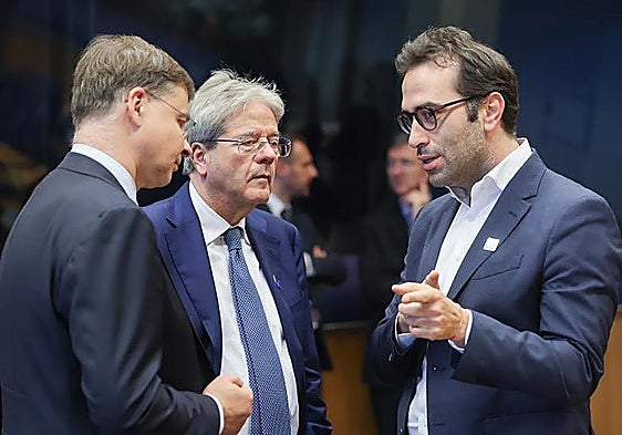 European Commissioner for Economy Valdis Dombrovski, European Commissioner for Economic and Financial affairs Paolo Gentiloni and Spanish Economy Minister Carlos Cuerpo.