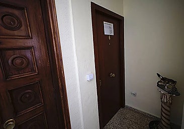 The door of the flat on Calle Carraca, in Malaga's Miraflores de los Ángeles neighbourhood, where the murder happened.