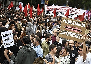 Hundreds of young people protesting high rent prices in Madrid.