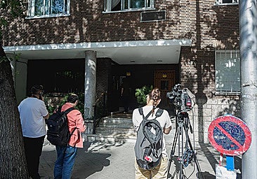Journalists waiting in front of the house of former deputy president of the Andalusian regional government Gaspar Zarrías in Madrid on Wednesday.